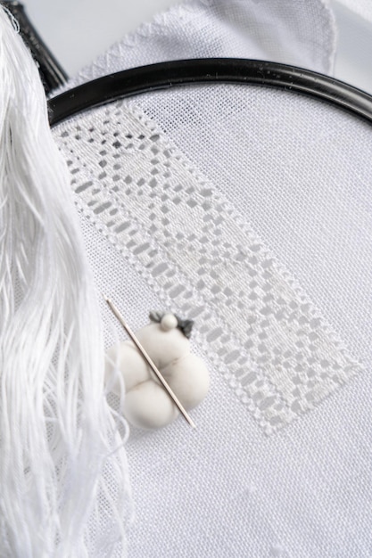 haftowane nici i igła na materiale